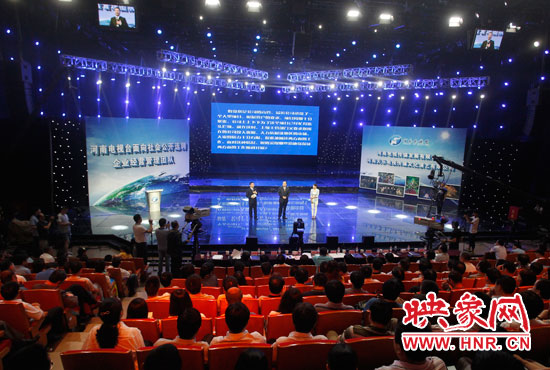 16日上午，河南電視臺1500平米演播廳內(nèi)座無虛席。