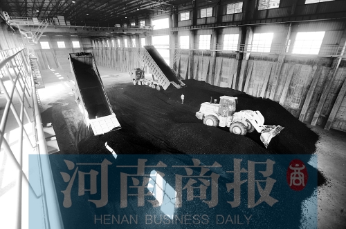 大量煤炭運(yùn)往南區(qū)供熱站，為今冬供暖做準(zhǔn)備 河南商報(bào)記者 鄧萬(wàn)里/攝