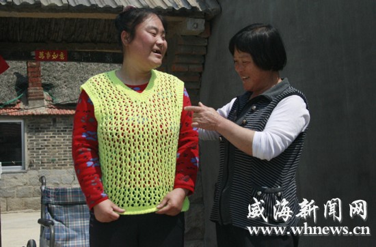 王炳鳳正在陪女兒鍛煉。記者 李偉 攝