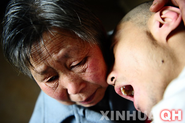 3月29日，母親邵秀景（左）同楊林在一起。