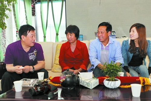 網(wǎng)友“奇石頑童”與牛松玲、郭新成夫婦