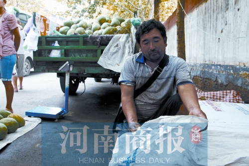 錢(qián)包就裝在這個(gè)編織袋里，枕在老陳頭下，沒(méi)想到還是被偷走了 實(shí)習(xí)生 唐韜/攝