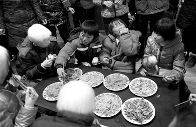 收養(yǎng)的孩子被送往開(kāi)封市福利院后，吃上了晚餐。記者王苡萱攝