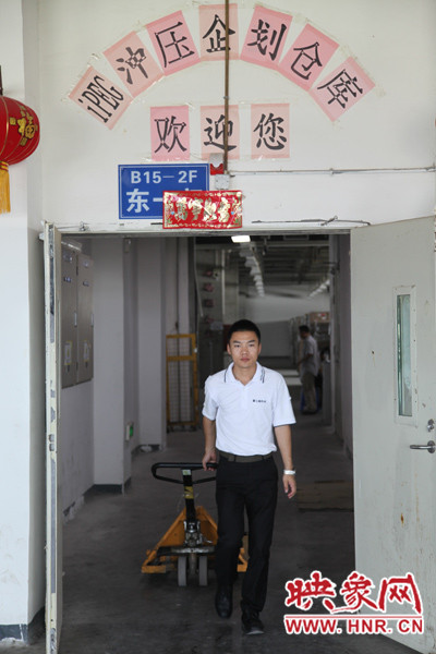 深入生產(chǎn)一線，真實體驗工友的生產(chǎn)環(huán)境