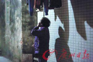 女姐在講述自己老伴幾年前在保姆的“照料”下去世的經(jīng)歷，神色悲傷。廣州日報記者陳憂子