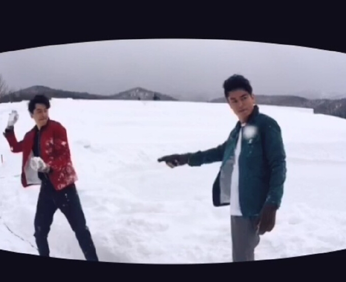 胡歌和霍建華為雜志拍攝了一組封面照，二人穿著同款風(fēng)衣，在白雪中端著咖啡，恩愛“虐狗”