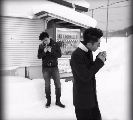 胡歌和霍建華為雜志拍攝了一組封面照，二人穿著同款風(fēng)衣，在白雪中端著咖啡，恩愛“虐狗”