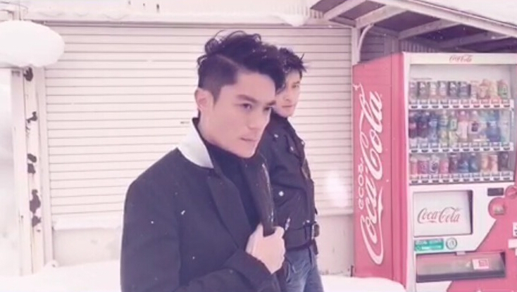 胡歌和霍建華為雜志拍攝了一組封面照，二人穿著同款風(fēng)衣，在白雪中端著咖啡，恩愛“虐狗”