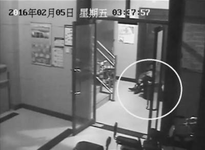 小區(qū)監(jiān)控視頻截圖，兩人一坐一跪竟聊了十多分鐘。