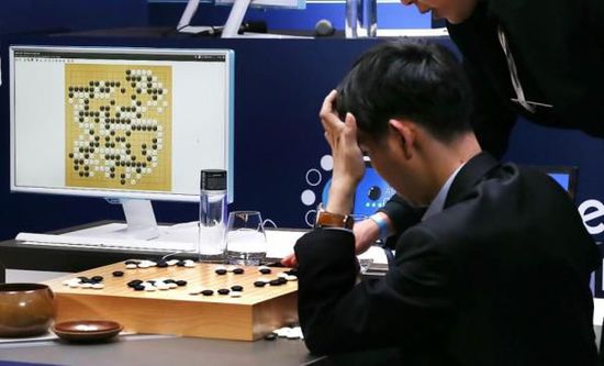 復(fù)盤階段李世石也在不停撓頭。