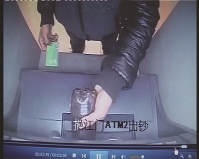 男子將可樂倒進(jìn)取款機(jī)。