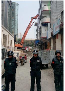 根據(jù)《太原市和小 店區(qū)平陽路街道親賢城中村改造拆遷安置補(bǔ)償方案》，結(jié)合親賢實(shí)際，親賢社區(qū)補(bǔ)償安置采取“商業(yè)用房安置+小戶型公寓住宅安置+貨幣補(bǔ)償”的方式，其中每分 （0.1 畝）置換商業(yè)用房50平方米+小戶型公寓住宅80平方米+貨幣補(bǔ)償20萬元人民幣。（拍攝：2015年9月17日）