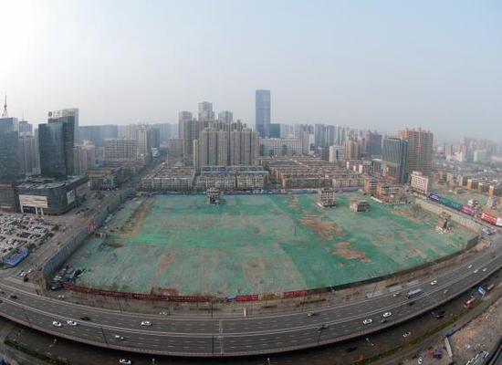 2016年4月，經(jīng)過持續(xù)攻堅，親賢社區(qū)西北片區(qū)的拆遷工作基本告一段落，但在鋪設(shè)了防塵綠網(wǎng)的空地中，至今仍有3戶居民選擇了“堅守”。(拍攝：2016年4月4日)