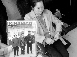 出事后，母親一直拿著兒子的照片在翻看。