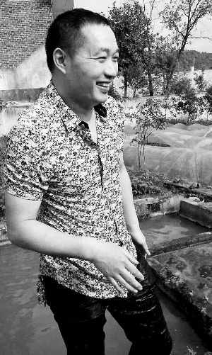 救出小孩上后，楊文利一身糞水。