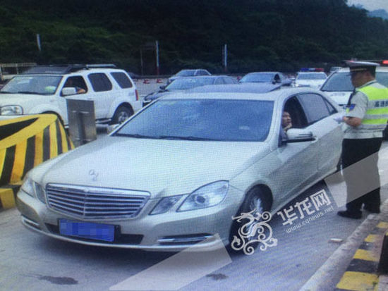 超速駕駛員被攔下。市交通執(zhí)法高速一支隊(duì)六大隊(duì)供圖