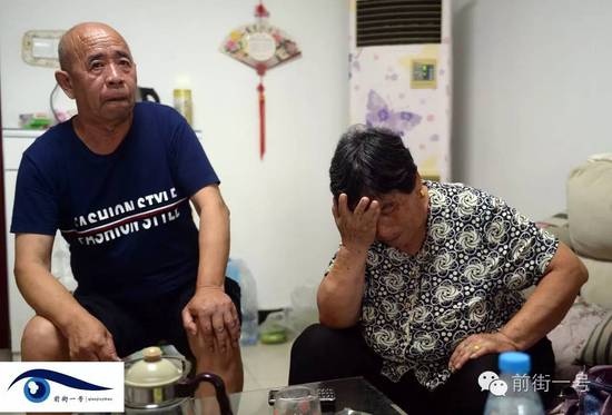 李亞榮的公婆談及李亞榮時(shí)淚流不止。