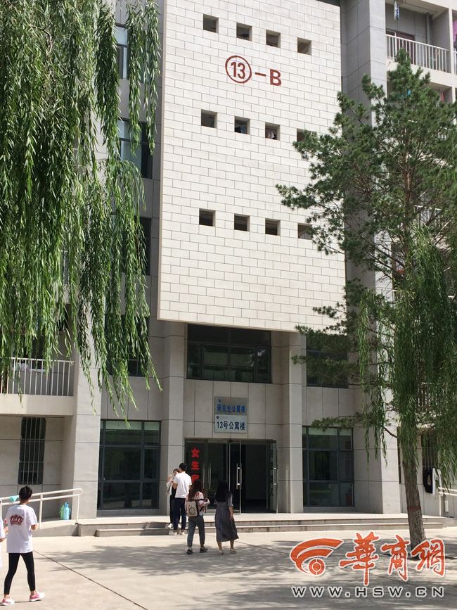 8月30日，榆林學(xué)院有學(xué)生發(fā)微博對女生宿舍樓住進(jìn)男生提出質(zhì)疑。9月3日，學(xué)校宣傳部門回應(yīng)，女生宿舍樓里確實(shí)住著3名男研究生，但該樓的格局是套間，跟單元房一樣是獨(dú)立的，大學(xué)應(yīng)有包容的精神。