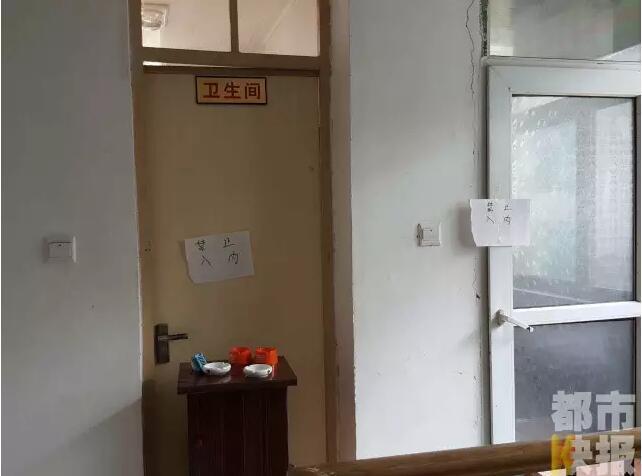 當(dāng)馮女士走出大門，繞到院子的側(cè)面時(shí)，衛(wèi)生間窗戶下方草叢中的一幕，讓她驚出了一身冷汗。農(nóng)家樂老板娘馮女士：“就是孩子，旁邊帶著胎盤。”昨晚十一點(diǎn)半事發(fā)后，馮女士報(bào)了警，很不幸，男嬰已經(jīng)死亡。涉及的兩個(gè)房間，暫時(shí)被封鎖，里面已經(jīng)清理干凈。隨后記者也從轄區(qū)草堂派出所了解到，這兩男一女三人是朋友關(guān)系，女子的年齡大概是二十二三歲。該女子事發(fā)后被送往醫(yī)院，同行的兩名男子當(dāng)時(shí)被警方帶去派出所接受了筆錄調(diào)查后，已經(jīng)離開了派出所。