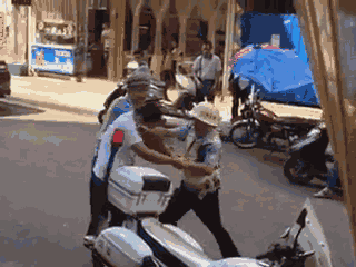 嫌疑男子涉嫌無證駕駛摩托車，且車輛違規(guī)加裝遮陽傘并在行駛時不戴安全頭盔，辱罵毆打執(zhí)法交警。 本文圖片均來自 廣西梧州在線警務(wù)