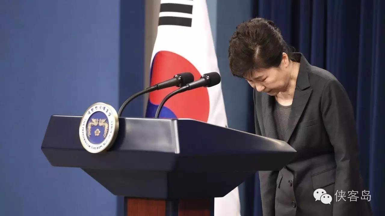 “任憑風吹浪打，我自巋然不動”，樸槿惠對于這句詩應該是心有戚戚焉。