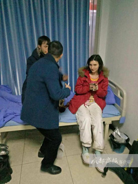 王利鑫說，醫(yī)院工作人員考慮到他們遠(yuǎn)道而來，于是給他們倒上熱水，并試圖打手勢交流。但費(fèi)了好大勁，也沒辦法搞明白對方的情況，只好向社區(qū)民警求助。翠屏區(qū)西城派出所兩位民警迅速趕到，但雙方仍然語言不通，無法交流。民警見兩名年輕人并無惡意，只好離開了。折騰到晚上10點(diǎn)左右，還是沒辦法溝通。而醫(yī)院作為醫(yī)療機(jī)構(gòu)，又不能留宿不明來歷的外國人。王利鑫只好帶著懂英語的女婿趕到，交流得知對方是一對來自俄羅斯的小夫妻?！八麄冋f到中國‘窮游’，打算從成都到昆明，結(jié)果坐順風(fēng)車來到了宜賓，卻沒錢住賓館?！蓖趵胃嬖V成都商報客戶端記者，兩個年輕人不懂漢語，正好看到中山醫(yī)院標(biāo)識，就闖進(jìn)來打算求宿一晚。