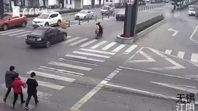 女司機(jī)開(kāi)車(chē)撞飛女孩并碾壓 曾制造8次事故3次撞人