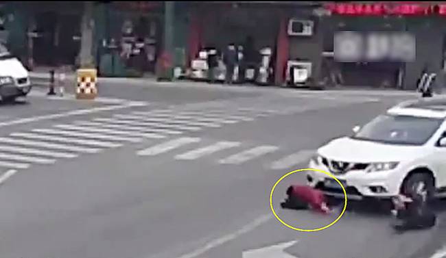 圖為小姑娘被卷進(jìn)車(chē)輪下瞬間。