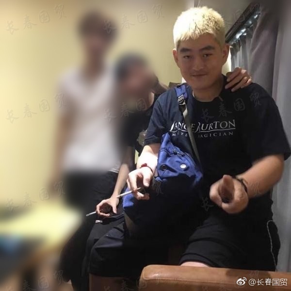 趙本山兒子近照曝光 滿(mǎn)頭黃發(fā)長(zhǎng)相似老爸