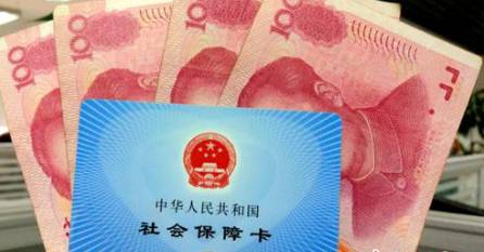 從今年1月1日開始，原有的失業(yè)保險(xiǎn)費(fèi)率是1.5%的有22個省份，包括新疆生產(chǎn)建設(shè)兵團(tuán)，可以在確保失業(yè)保險(xiǎn)金按時足額發(fā)放、穩(wěn)崗補(bǔ)貼順利實(shí)施的基礎(chǔ)上，可以降低0.5個百分點(diǎn)。個人的費(fèi)率不超過單位的費(fèi)率。