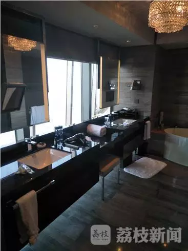 何女士表示無意中看到淋浴間外側(cè)的玻璃映射出幾個(gè)人影。