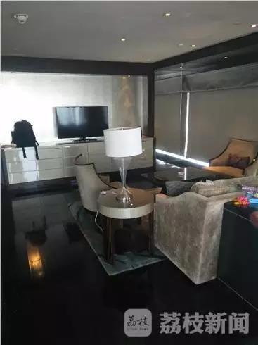 何女士稱當(dāng)時(shí)自己正在換衣服，順眼看了一下窗外，就看到了幾個(gè)人影，其中一個(gè)人拿著手機(jī)，三個(gè)男的朝這邊望。何女士表示，剛開始還以為是出現(xiàn)了幻覺，后來發(fā)現(xiàn)，玻璃中的映射人影就是隔壁房間的住客。