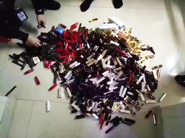 民警搜查出來的口紅。
