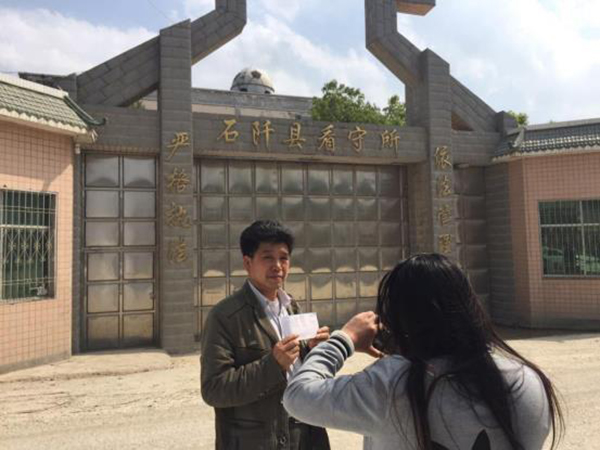 陳全松父親給看守所中的兒子交生活費(fèi)。