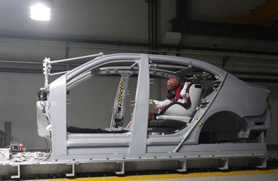 中國(guó)兒童汽車安全座椅市場(chǎng)一度沒有國(guó)家標(biāo)準(zhǔn)。圖為汽車用兒童安全座椅進(jìn)行撞擊實(shí)驗(yàn)