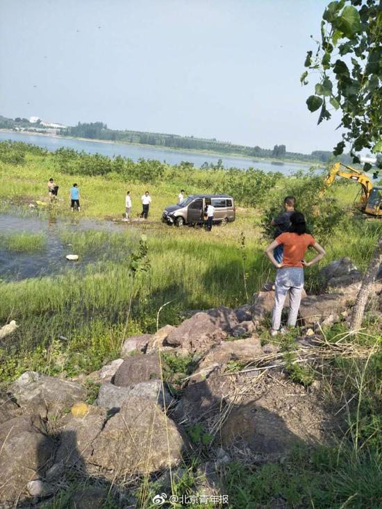 男子駕車(chē)帶5個(gè)孩子沖進(jìn)水庫(kù)溺亡