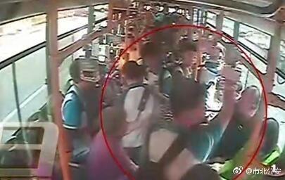 視頻截圖：青島男子嫌讓座慢腳踹掌摑學(xué)生。圖片來源：青島市公安局市北分局官方微博