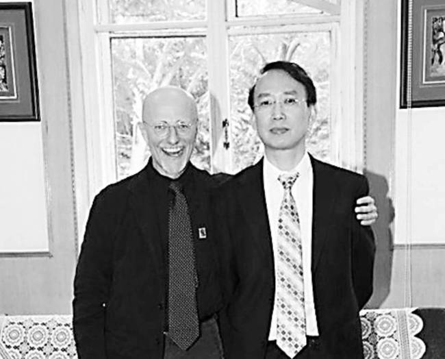 計(jì)劃合作“頭移植”手術(shù)的任曉平教授（右）和意大利神經(jīng)外科專家卡納維羅
