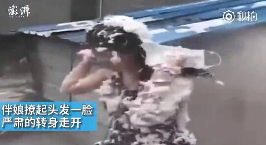 視頻中可以看到，雖然伴娘事先有穿雨衣防備，但在被伴郎團(tuán)圍攻時(shí)，雨衣被拔下，更過(guò)分的是，有人還用滅火器直接對(duì)著她的臉噴。后來(lái)伴娘好像是生氣了，撩起頭發(fā)一臉嚴(yán)肅的轉(zhuǎn)身走開(kāi)。