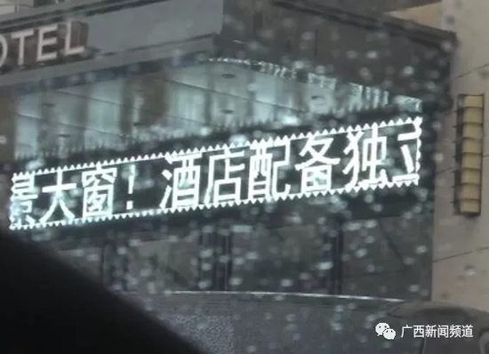 于是，民警將這一情況匯報給指揮中心，請求120醫(yī)護人員到達現(xiàn)場急救。