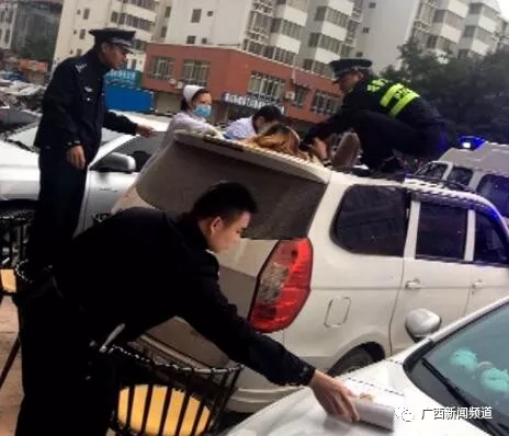 ▲女子跌落至一面包車車頂，民警和醫(yī)護人員將其救下。