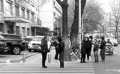 ▲北京市紅十字血液中心門(mén)前總是聚集著一批血頭