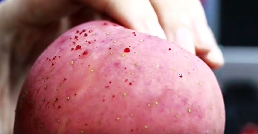 嚇懵！女子用熱水泡蘋果結(jié)果冒出血珠 咋回事？