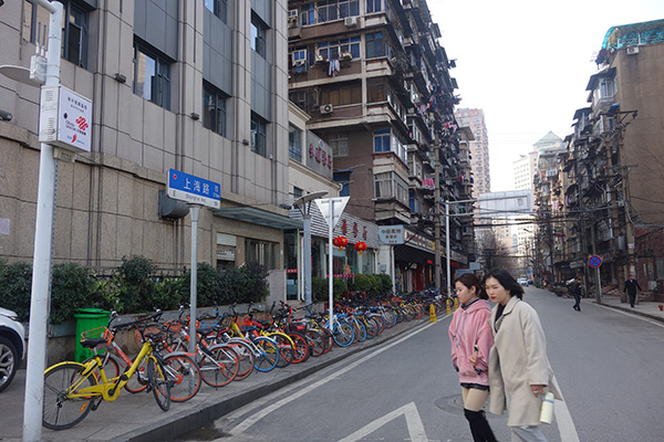 上海路的兩邊，大多是一些老房子。