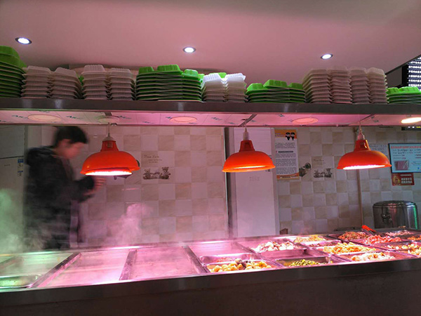 羅正宇經(jīng)常去的炸醬面館，中午和晚上有盒飯吃。