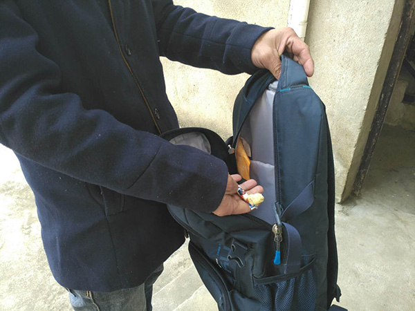 羅正宇的藍(lán)色背包，只剩下一塊錢和一顆大白兔奶糖。