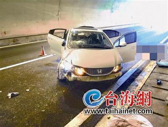 小車在龍巖高速隧道內(nèi)翻車，擋風(fēng)玻璃脫落。 臺海網(wǎng) 圖