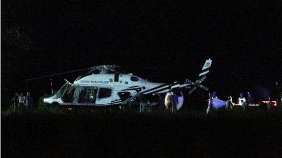 直升機護送被救少年。（圖：路透社）