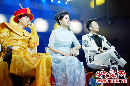 當(dāng)晚產(chǎn)生的冠亞軍，陳琨（中）、劉雯（右）、郭嘉寧