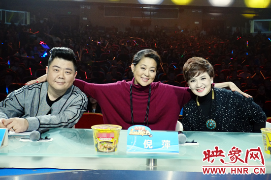 三位坐鎮(zhèn)評(píng)委倪萍（中）、柯以敏（右）和毛子哥